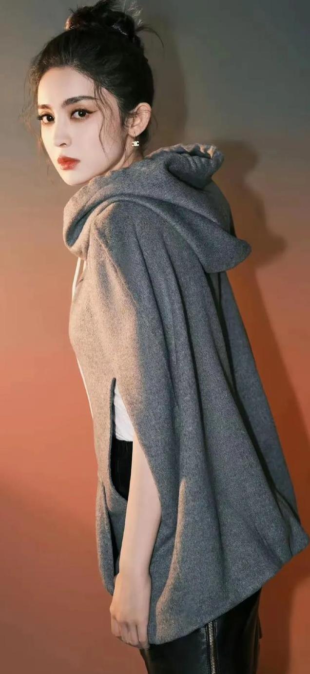 古力娜扎颜值封神，笑容治愈全网，身材曼妙演技在线成荧幕宠儿