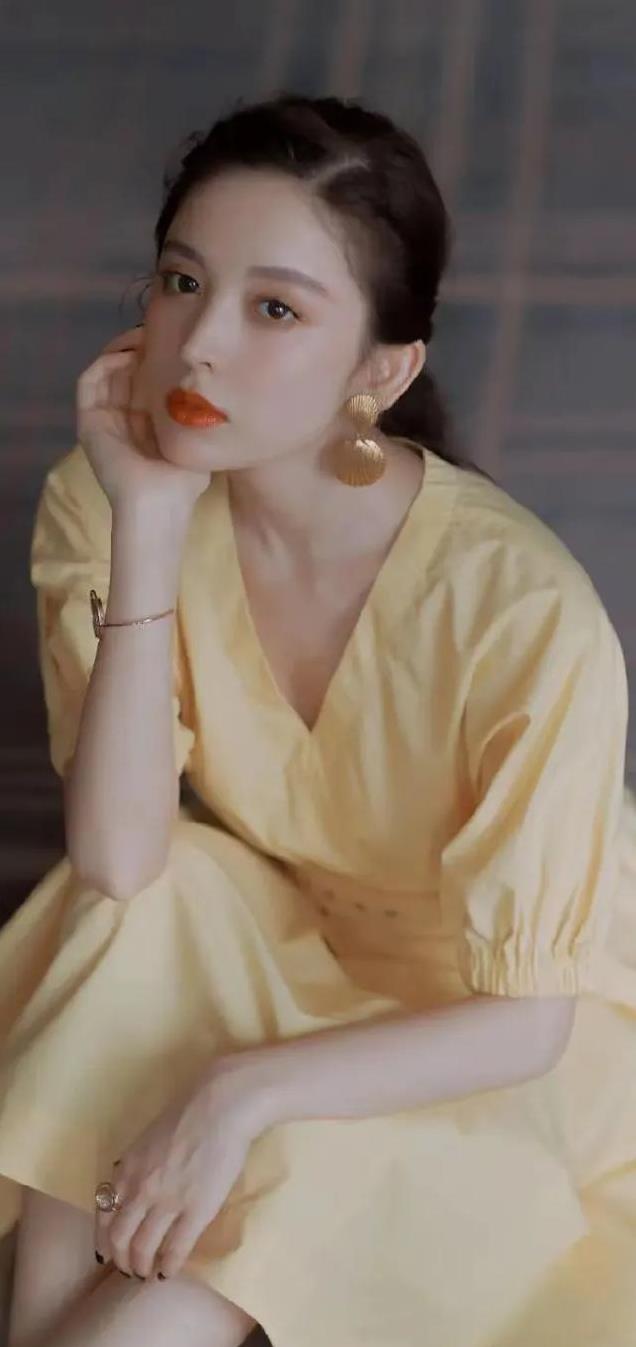 古力娜扎颜值封神，笑容治愈全网，身材曼妙演技在线成荧幕宠儿