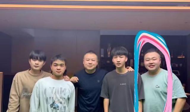 ������12��Ů���������ѣ���һ���������裬���赸��ӣ�����ͻ��