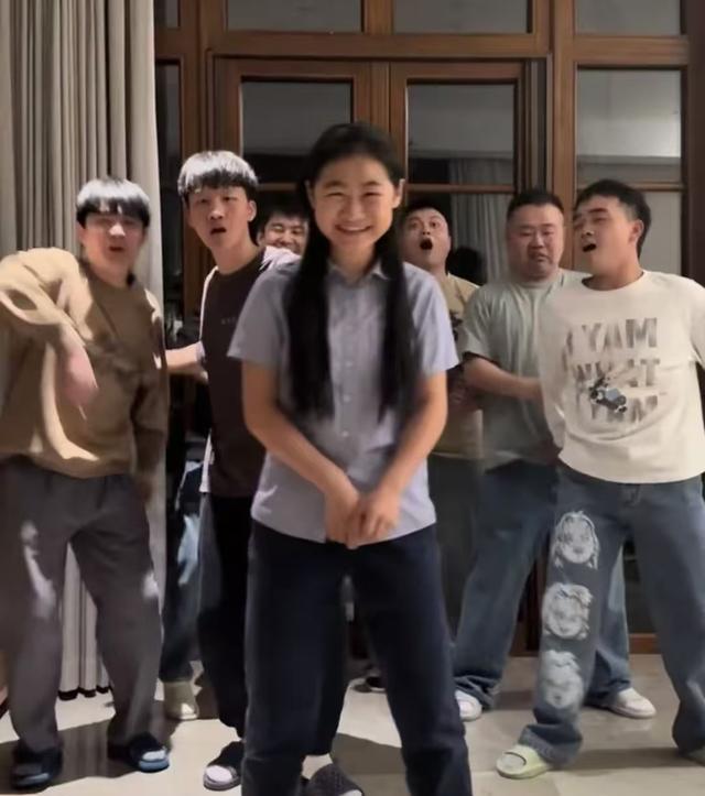 ������12��Ů���������ѣ���һ���������裬���赸��ӣ�����ͻ��