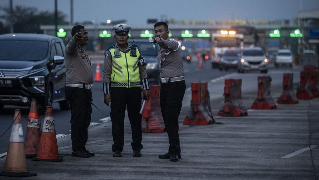 Pemberlakuan contraflow Jalan Tol Jakarta-Cikampek