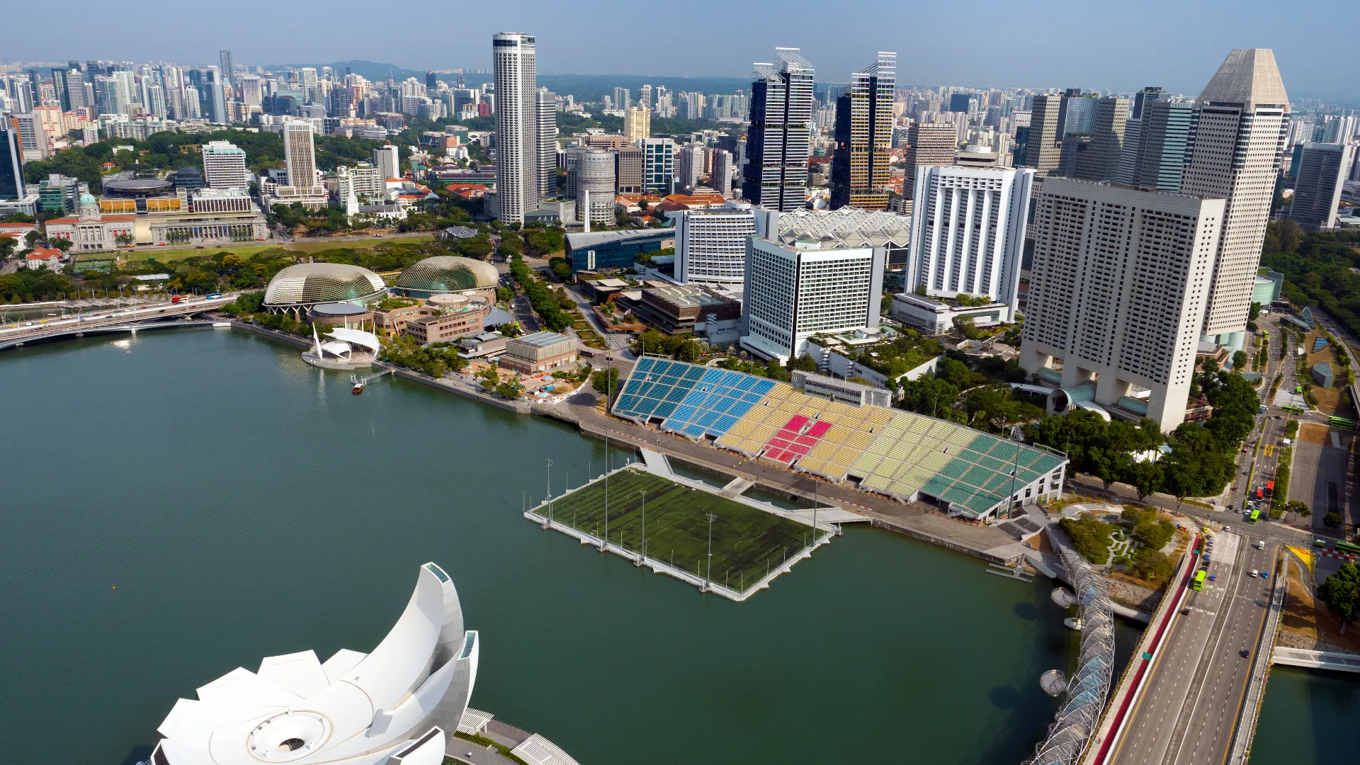 In dit stadion wordt op het water gespeeld. Beelden uit Singapore