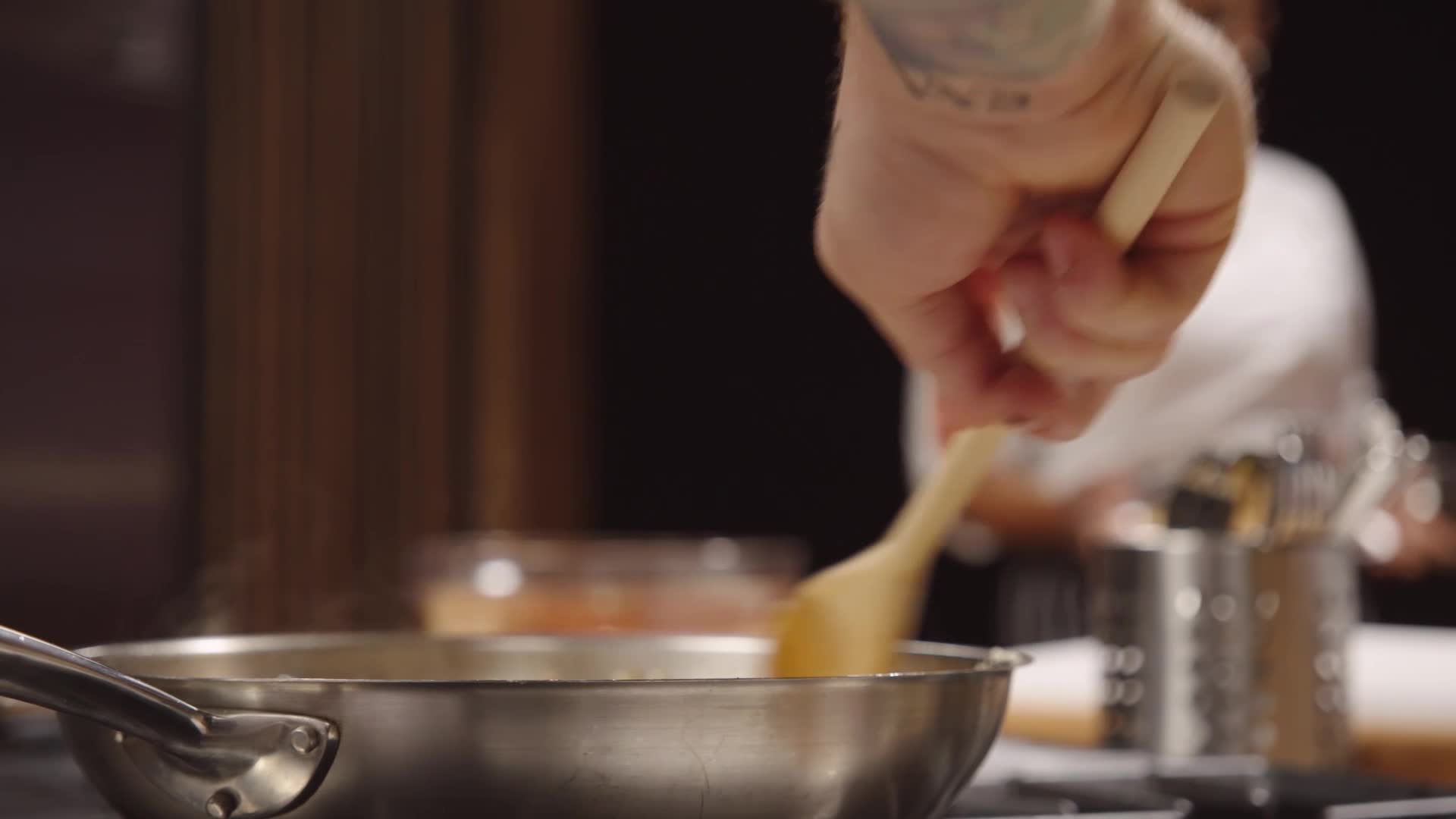 Saftige gepökelte Schweinekoteletts mit Birnen-, Kirsch- und Cheddar ...