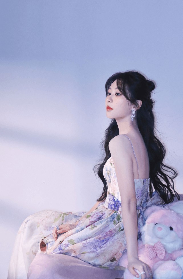 杨紫甜美半扎发