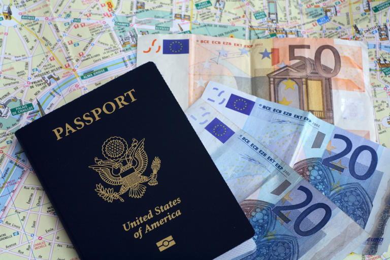 Identificación, pólizas de seguro, y cualquier otro documento relevante así como dinero en efectivo en billetes pequeños, ya que los cajeros automáticos pueden no estar disponibles.