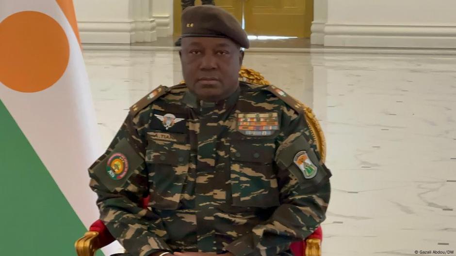 Le général Tiani veut restituer au groupe Orano de l’uranium saisi