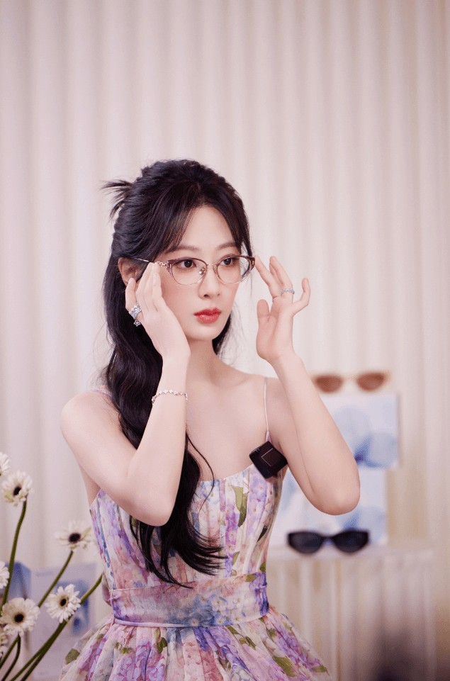 杨紫甜美半扎发