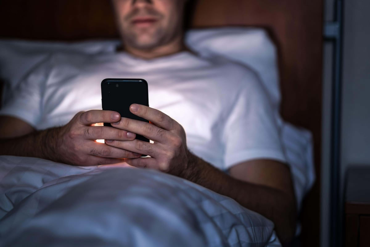 Screen time before bed linked to poorer sleep in adults study Screen time before bed linked to poorer sleep in adults study