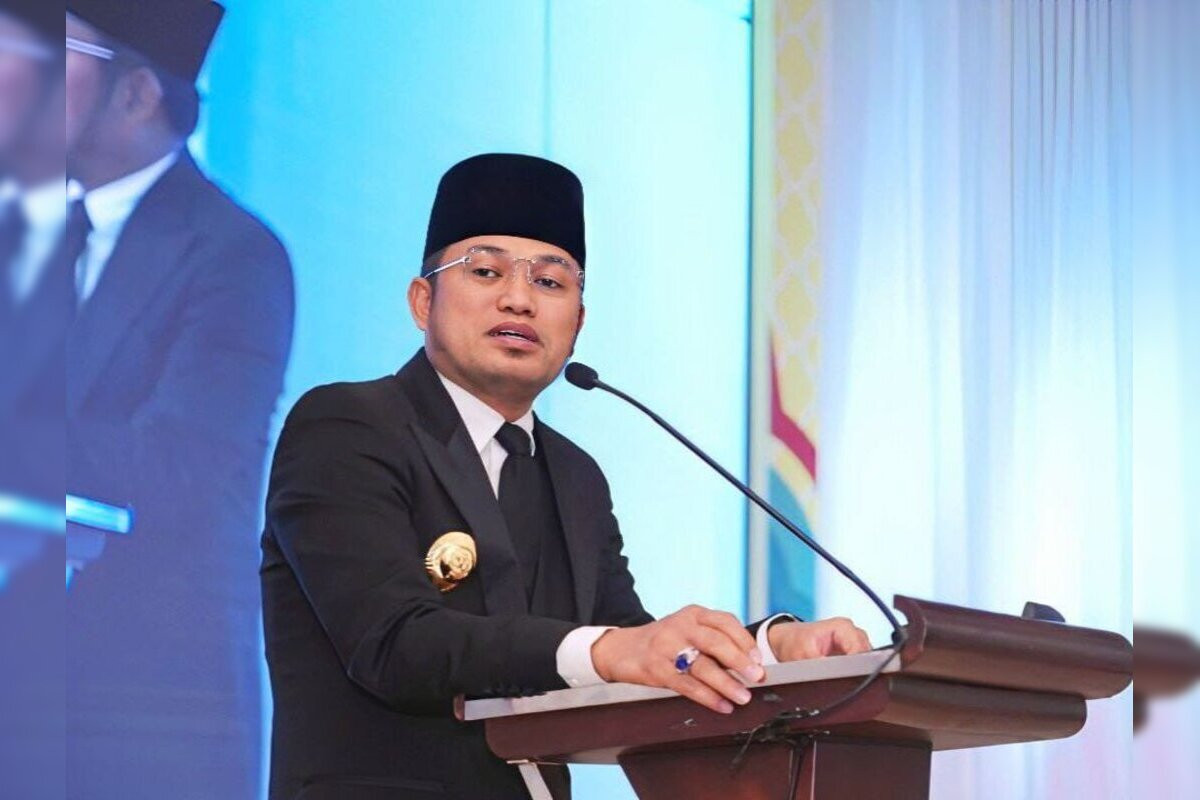 Gubernur Kaltim Jadi Sorotan Video Lama Main HP Saat Demo, Melanie Subono Sindir