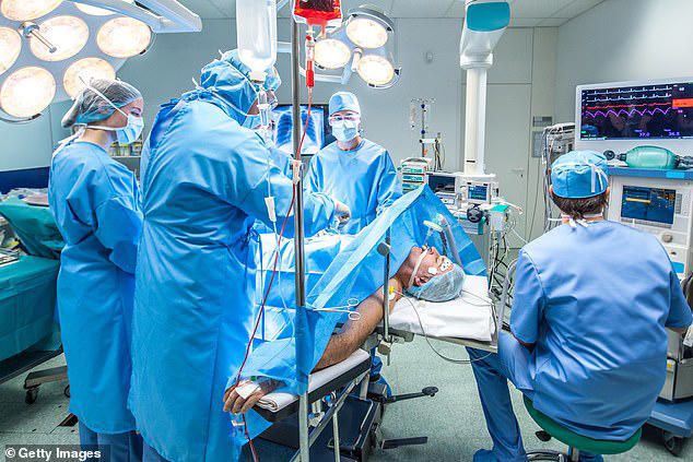 Житель Мичигана умер от бешенства после заражения через пересаженный орган (стоковое изображение)