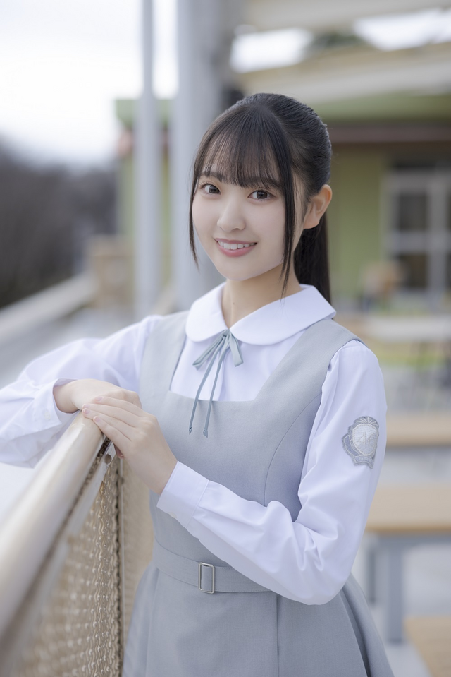 日向坂46 五期生お披露目制服 松尾桜 直筆サイン 生写真 松尾桜 日向坂46 五期生制服 生写真 直筆サイン 中 日向坂46 五期生