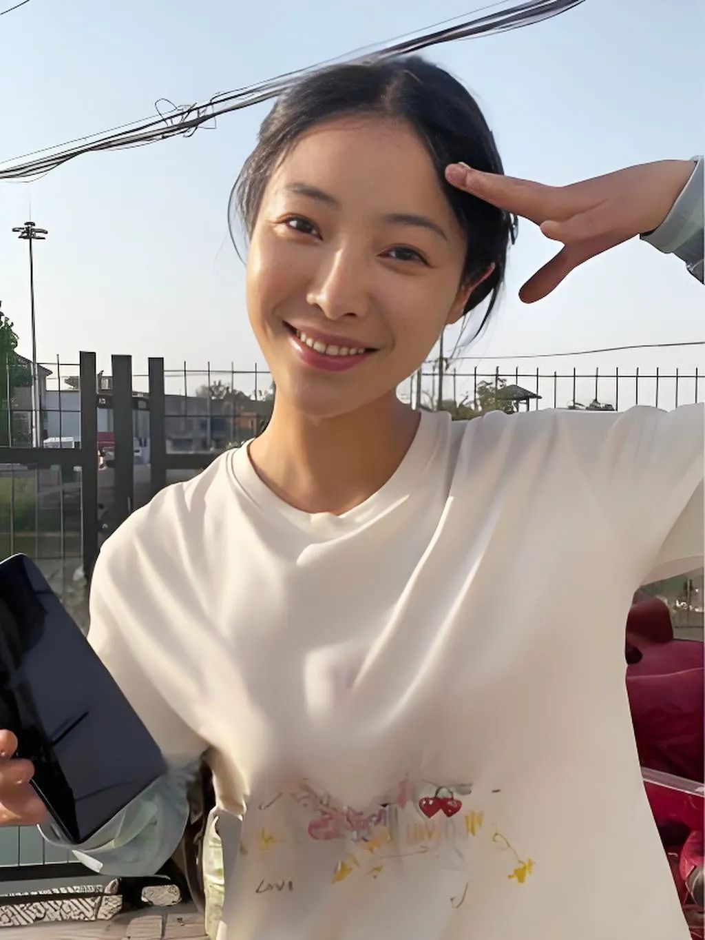 98��Ů�����ϰ๤����һ���ڼҸ�ɶ�� �����еĳ�����  ��ʵ�е���� ������������û�����������·���һ��������ϴ�»�����ϴ��  ��΢��ɨһ��ǽ���ϵĻҳ��� ��үү�ڹ�԰��æ���֦��ժ������  ��ͷ���գ��ؼ�׼���緹�� ������⡢