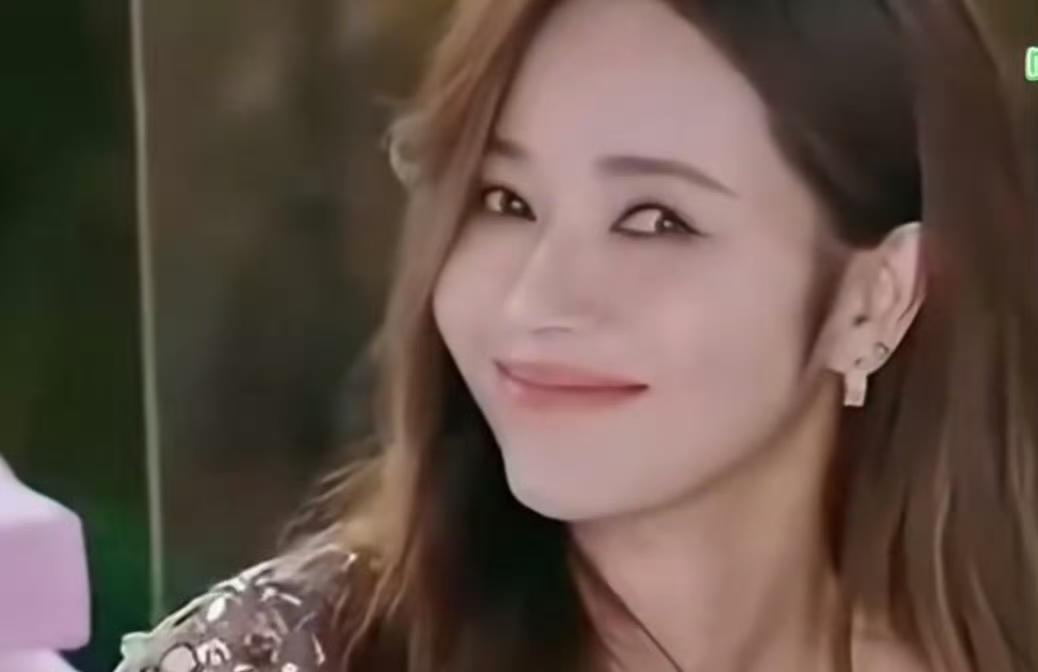 祝绪丹对侯佩岑贴脸开大两次提起周杰伦，网友：想要热度了