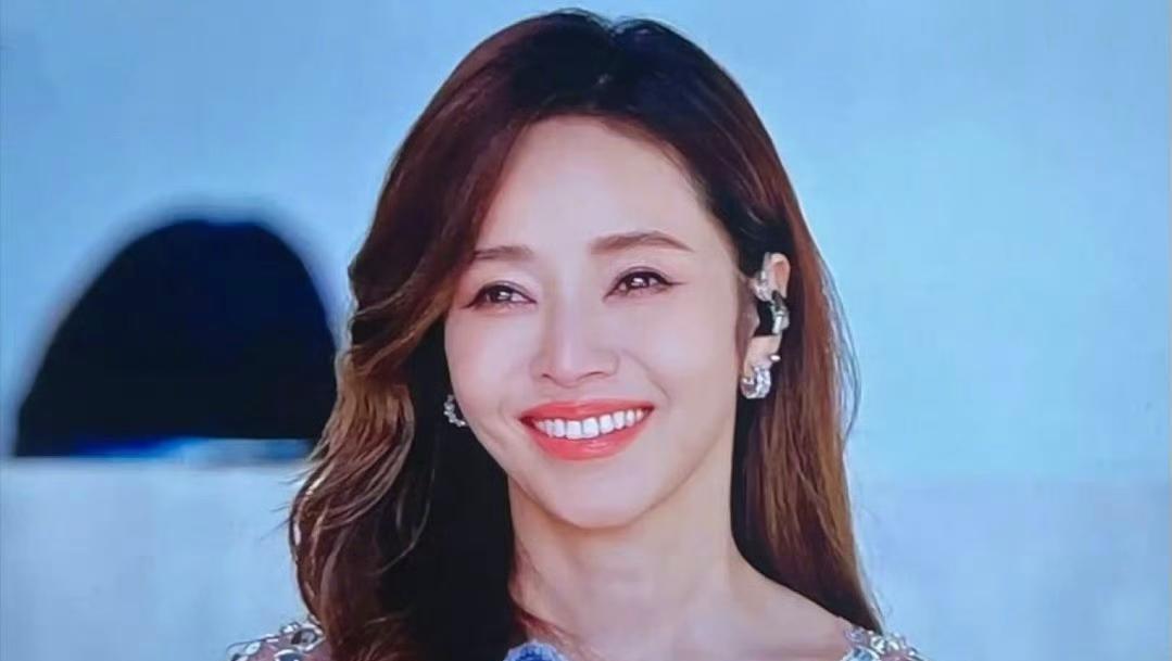 祝绪丹对侯佩岑贴脸开大两次提起周杰伦，网友：想要热度了