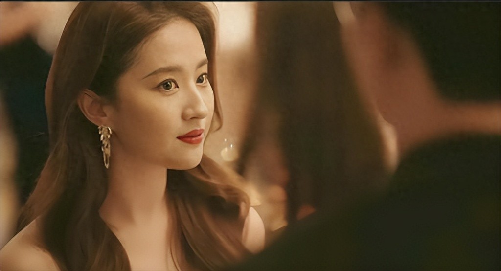 ���ܺ�Ů��ֱ̨ͬ�������⹱����һ����Ц�����档 Ҳ�������֤������ȷʵ���ǵͼ����Ҳ�Ǹ߼����  01 һ��������  ����ƣ�37��ġ����ɽ�㡱����Ҷ��졣 ��ж���56�껪Ϊ�������ܲã��Ƽ����쵱���Ĵ󿧡� ���գ���������һ�ν�