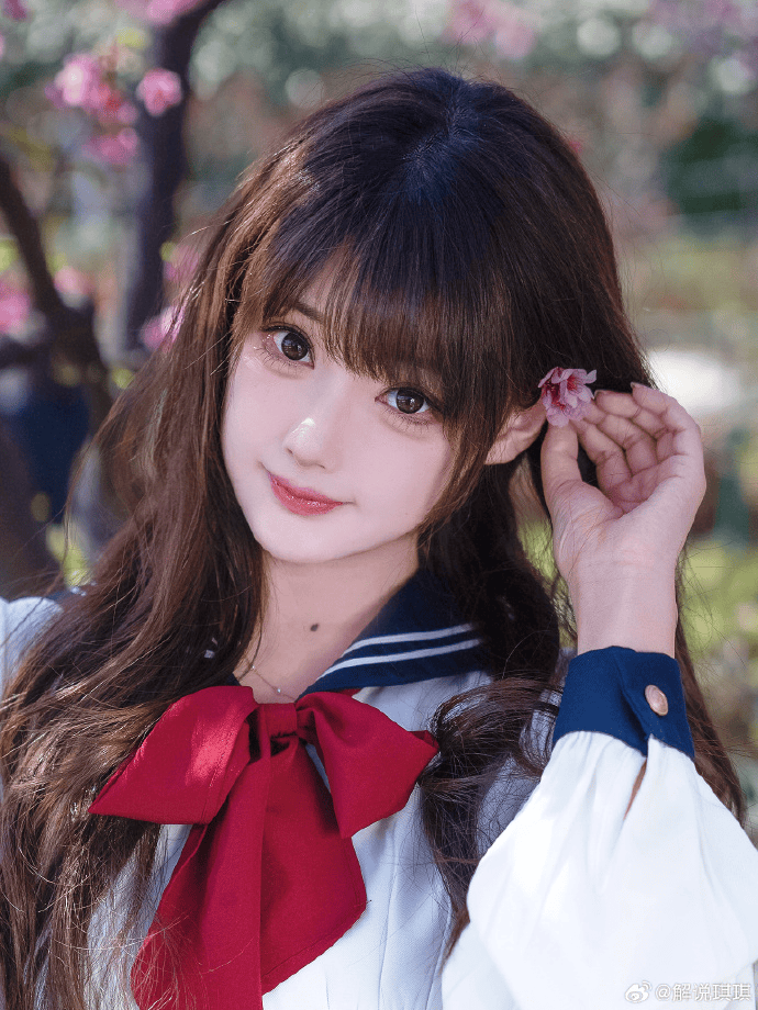 琪琪发布学生装写真：你记得花，花就不会枯萎