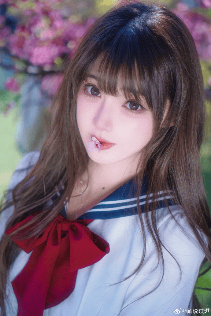 琪琪发布学生装写真：你记得花，花就不会枯萎