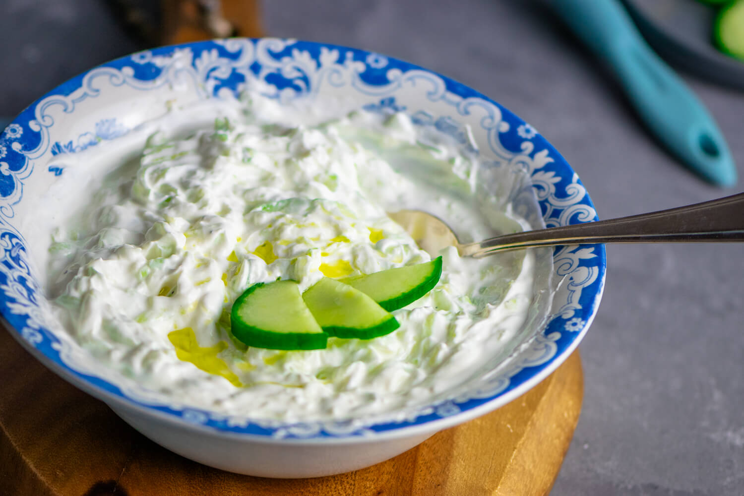 Tzatziki Rezept wie in Griechenland – mit Joghurt, Gurke &amp; Knoblauch