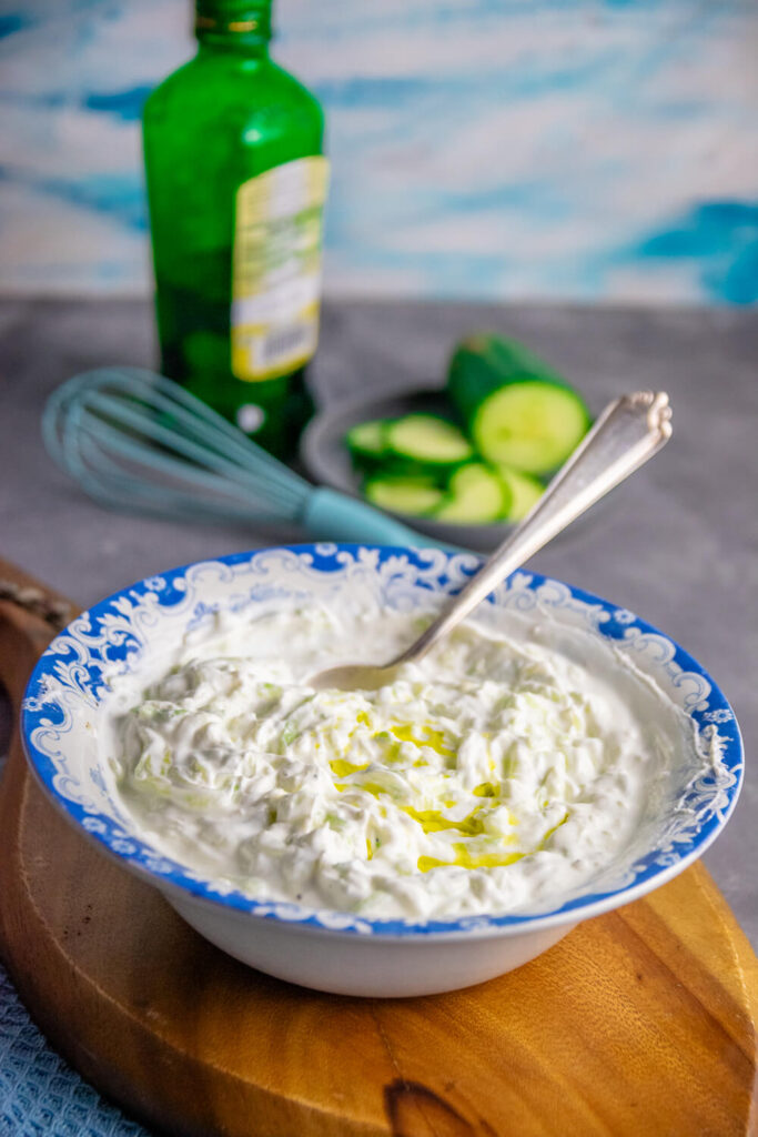 Tzatziki Rezept wie in Griechenland – mit Joghurt, Gurke &amp; Knoblauch