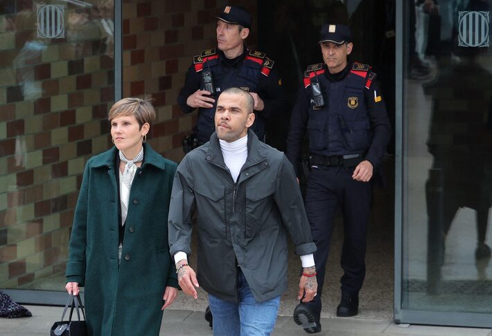 Inés Guardiola e seu cliente, Daniel Alves, em março passado Foto: Lluis Gene/AFP