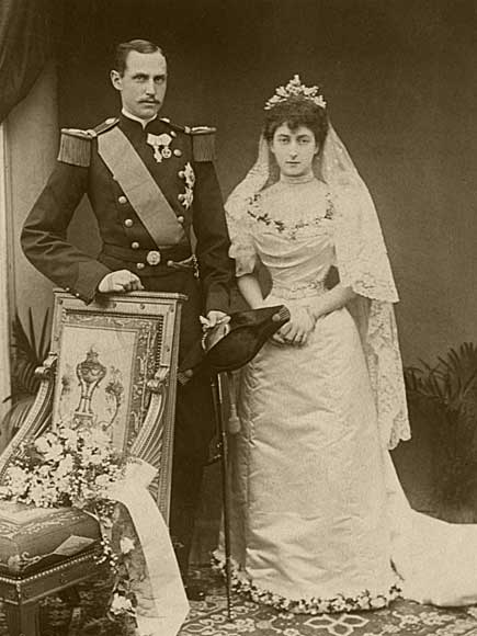 Prins Carl av Danmark og Prinsesse Maud av Storbritannia – de senere Kong Haakon og Dronning Maud – giftet seg på Buckingham Palace 22. november 1896. Foto: Gunn & Stuart, London, Det kongelige hoffs fotoarkiv