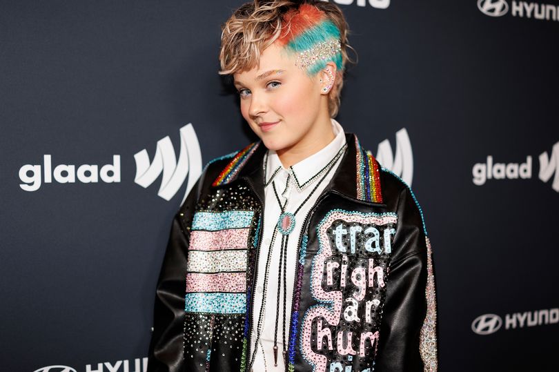 JoJo Siwa debuts bold rainbow mohawk after fan outrage over $900 VIP ...