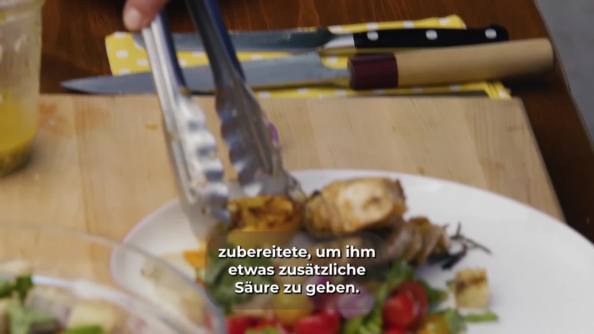 Gegrilltes Hähnchen mit Rosmarinspießchen, Käsebrot und Zitrone