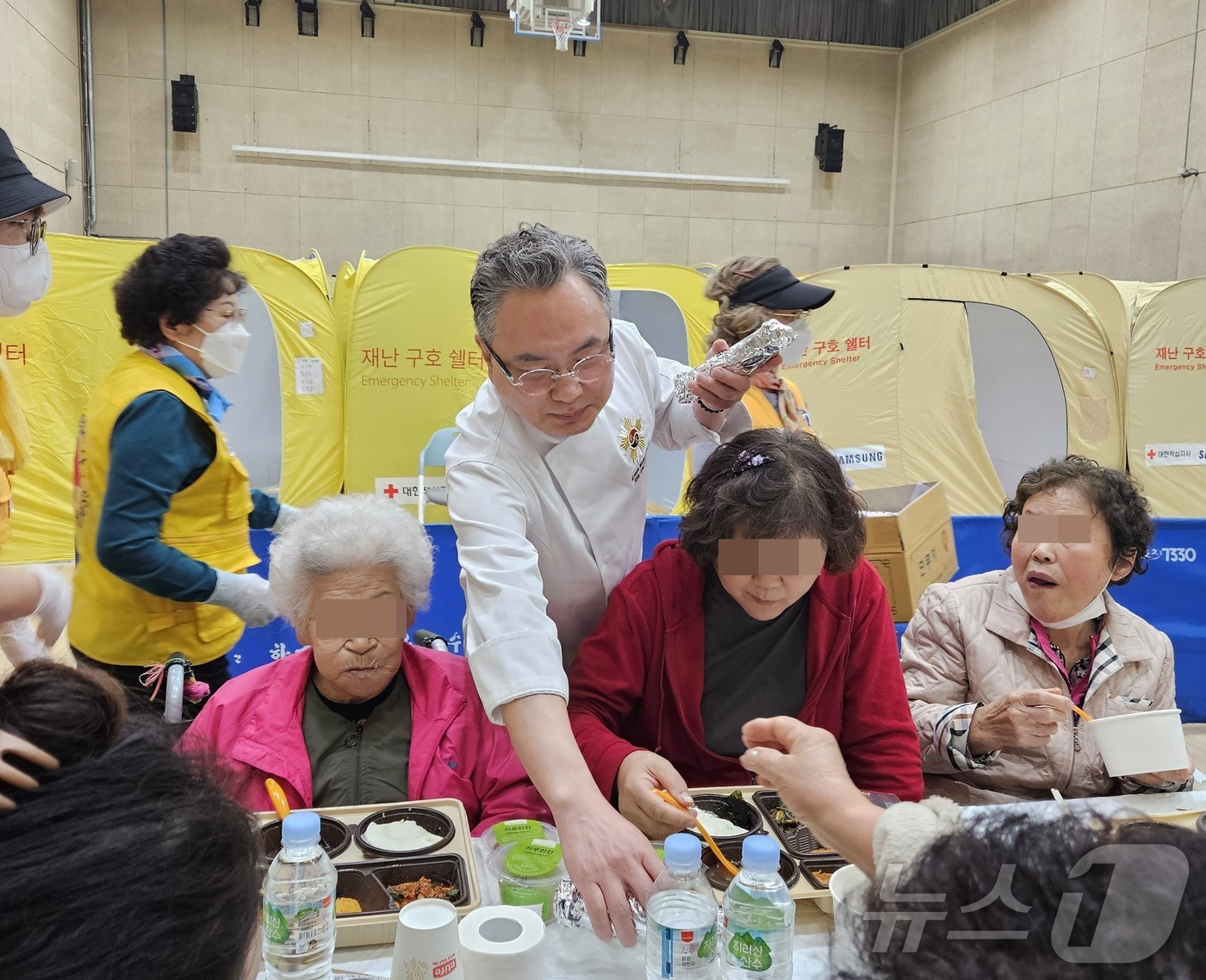 흑백요리사에 출연한 안유성 명장이 27일 오후 경북 안동체육관을 찾아 산불 이재민들에 김밥과 닭죽 등 먹거리를 나누고 있다.(독자제공. 재배포 및 DB 금지)