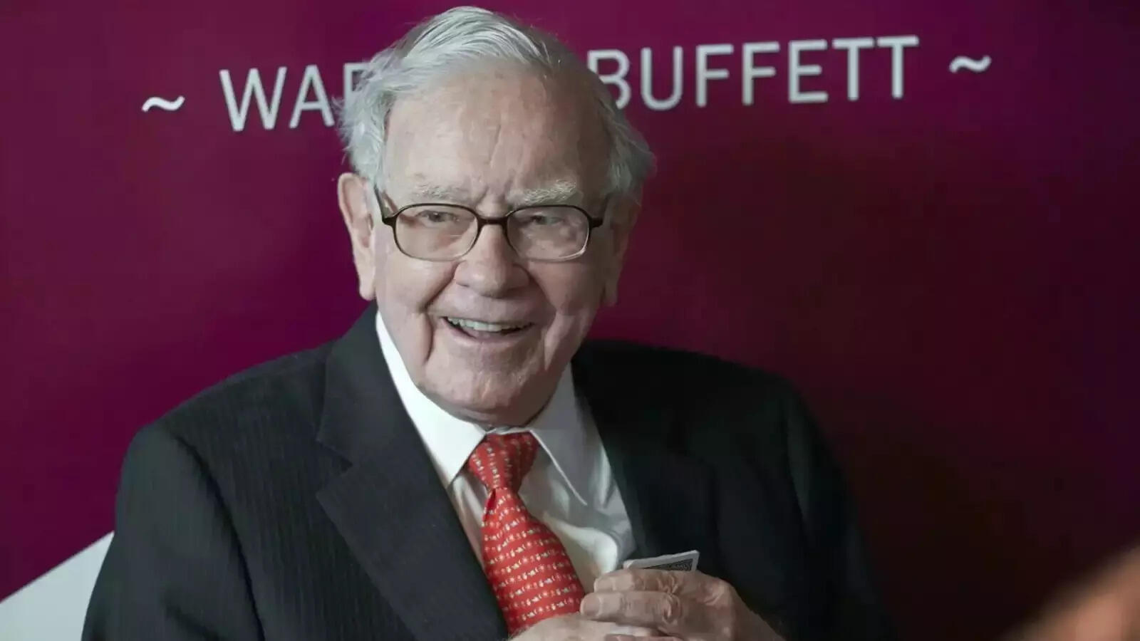 7 reasons why Warren Buffett’s $325 billion cash pile is a warning for Wall Street