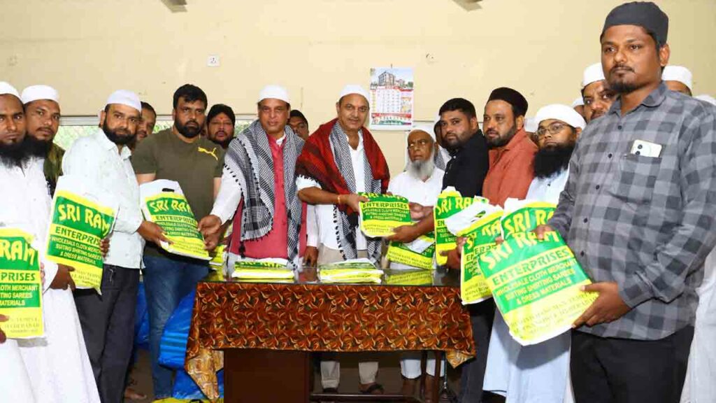 MLA Bandari Lakshma Reddy | రంజాన్ స్పెషల్‌.. ఇమామ్, మౌజంలకు దుస్తులు ...