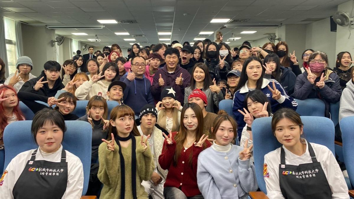 胡瓜和學生們合影。（圖／下面一位提供）