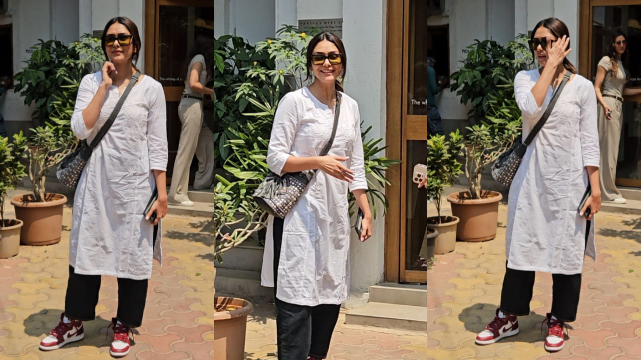 Mrunal Thakur adds jhumkas and sneakers to a kurti-jeans combo ...