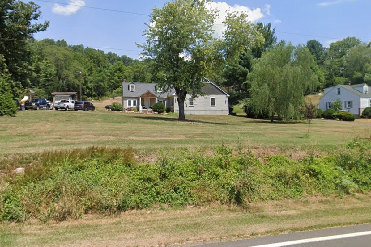 Mystery as woman returns home to find critically injured stranger(01)