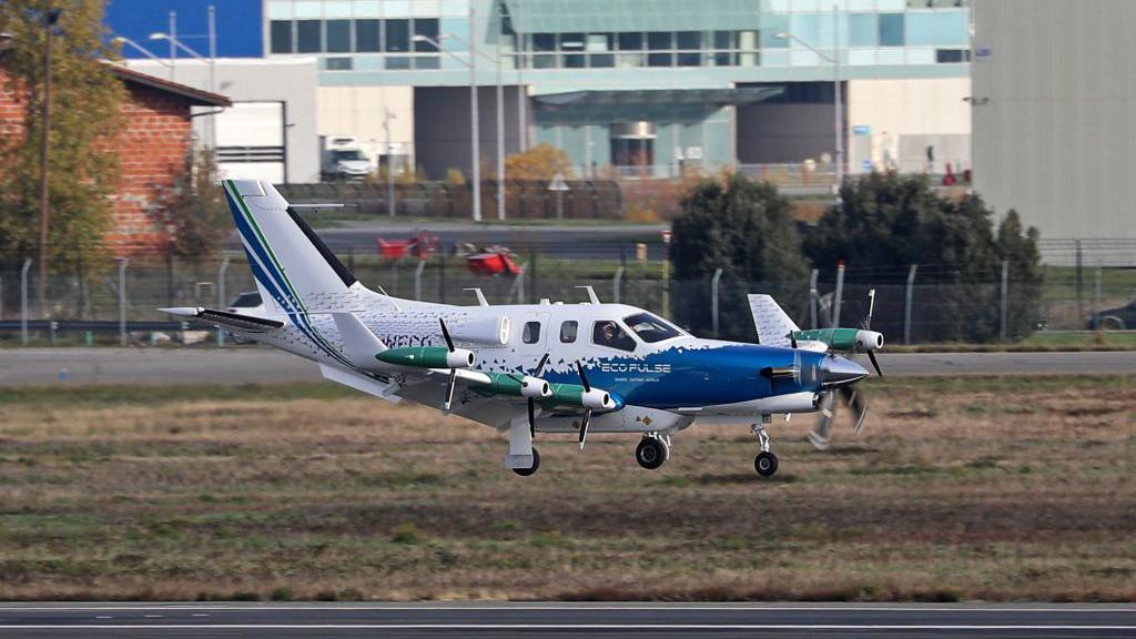 No survivors after plane crashes into house in Minnesota(00)