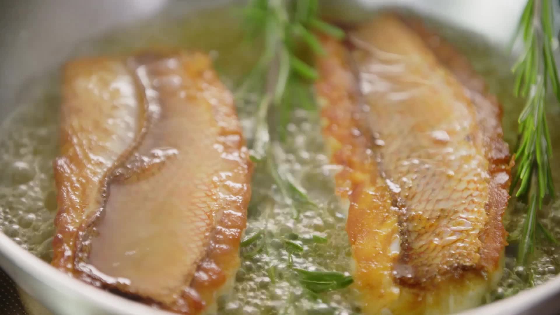 Knuspriger Schnapper mit Rosmarin-Orangen-Butter und Röstkartoffeln