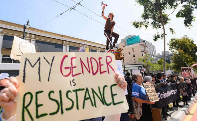 Elon Musk tiene que irse"; cientos protestan contra Tesla en EU y Europa