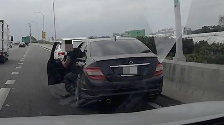 賓士車變換車道撞上外車道的白車，駕駛下車查看 。（圖／翻攝自Wowtchout - 地圖型行車紀錄器分享平台 ）