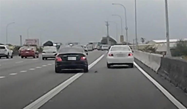 國道「鬼切賓士」出沒！硬擠猛撞白車釀禍　路人傻眼：喝多少？