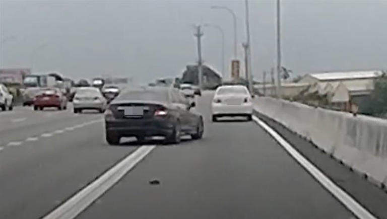 賓士車隨意變換車道，撞上外車道的白車 。（圖／翻攝自Wowtchout - 地圖型行車紀錄器分享平台 ）