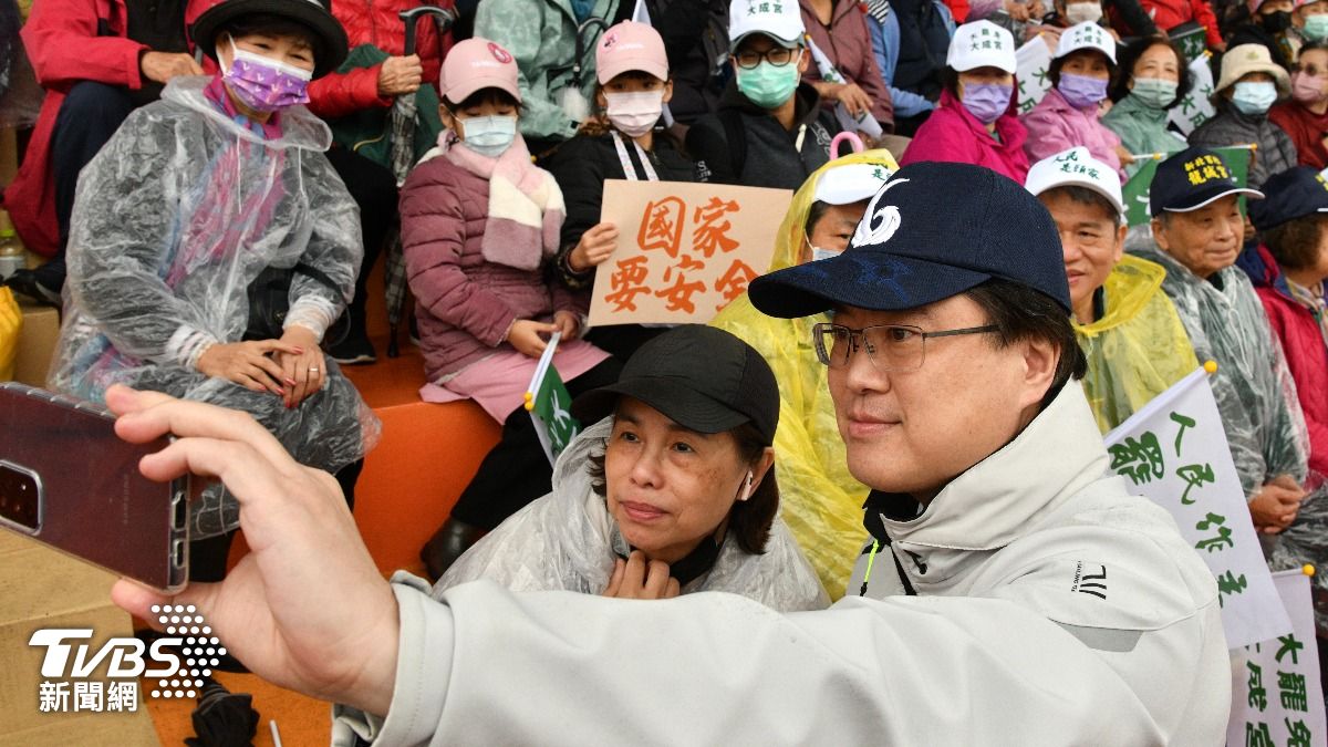 林右昌熱情和民眾自拍。（圖／胡瑞麒攝）