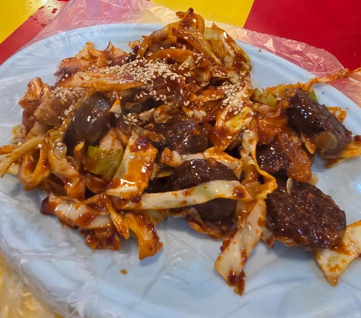 [서울=뉴시스] 논란이 된 순대볶음의 모습이다 (사진=온라인 커뮤니티 캡쳐) 2025.03.30.photo@newsis.com *재판매 및 DB 금지