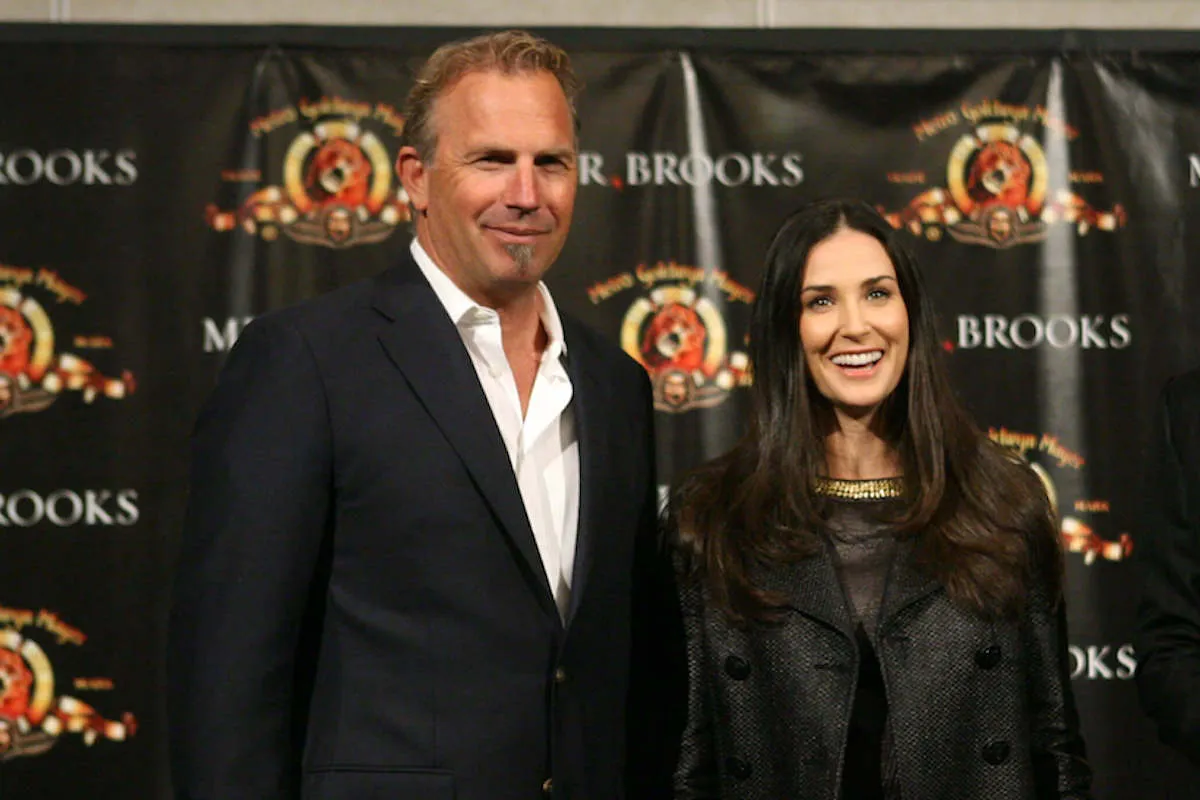 Kevin Costner và Demi Moore đang tán tỉnh nhau.