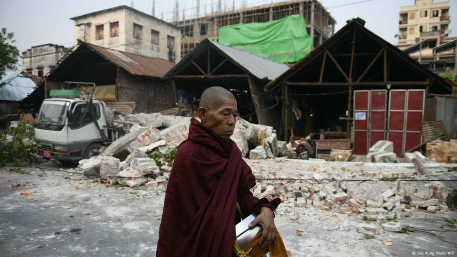 Monge caminha por rua de Mandalay, em Mianmar: extensão dos danos fora das grandes cidades ainda é desconhecido