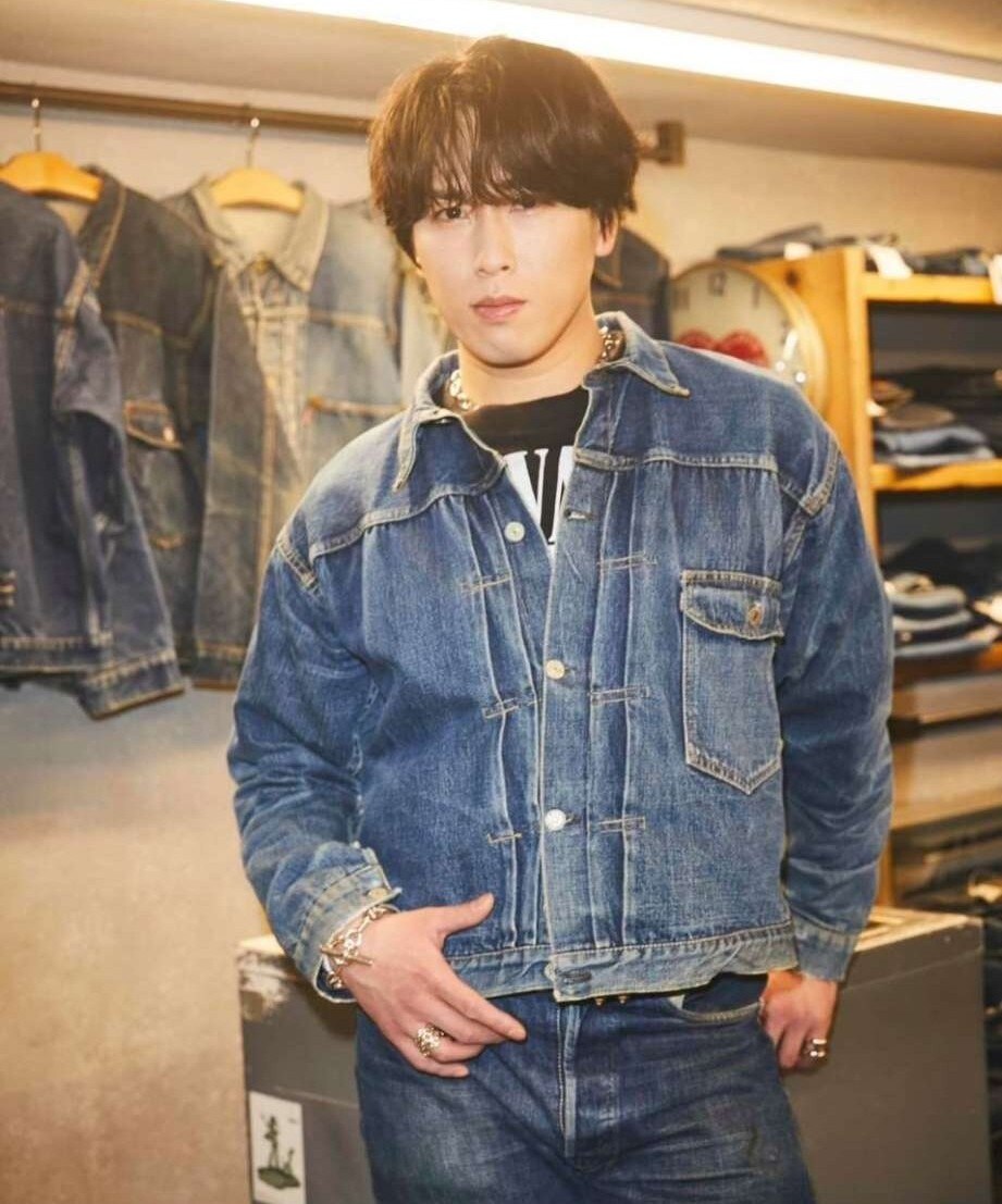 笑顔が最高にかわいい｣SnowMan宮舘涼太、デニム愛を語る『OCEANS』から