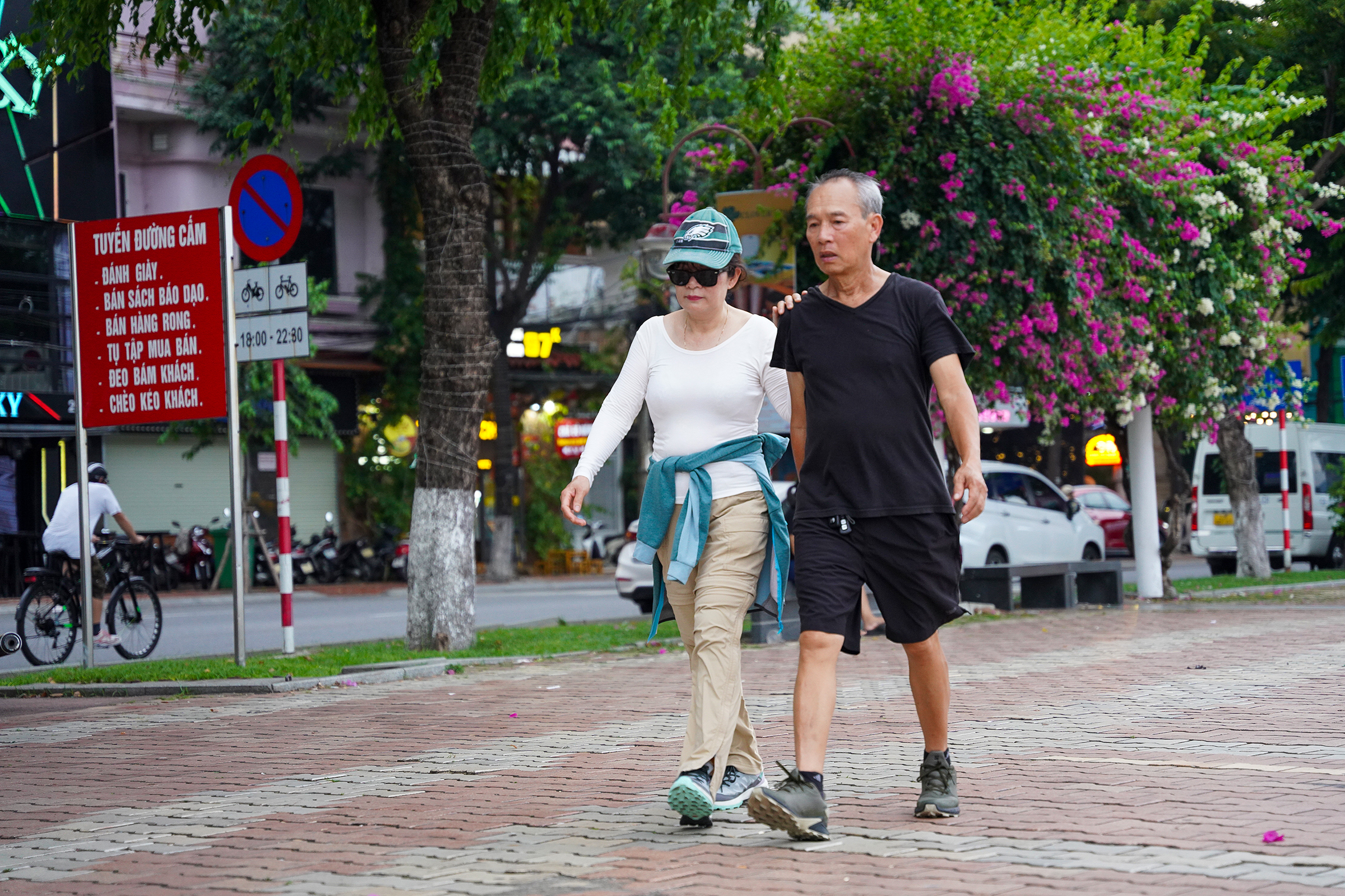 Người dân tập thể dục ven sông Hàn, Đà Nẵng, tháng 5/2024. Ảnh: Nguyễn Đông