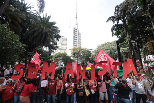 Manifestantes exibem a frase 'sem anistia' em ato da esquerda na Paulista neste domingo, 30 Foto: Werther Santana/Estadão