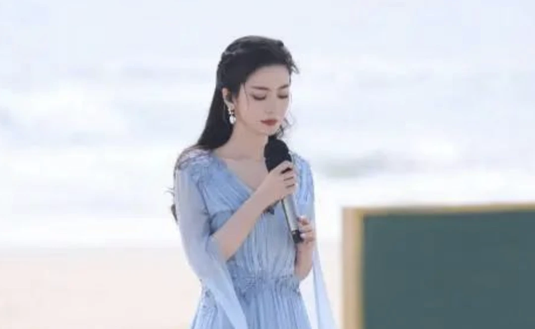 万万没想到，新一季“浪姐”（《乘风2025》）开播，在叶童、王珞丹、吴宣仪等一众热门选手中，演员李晟“登顶”了。 对于这条消息，不同代际的网友反应不一： 60/70后：李晟是谁？ 80/90后：哦，雷剧《新还珠格格》的“小燕子”。 00