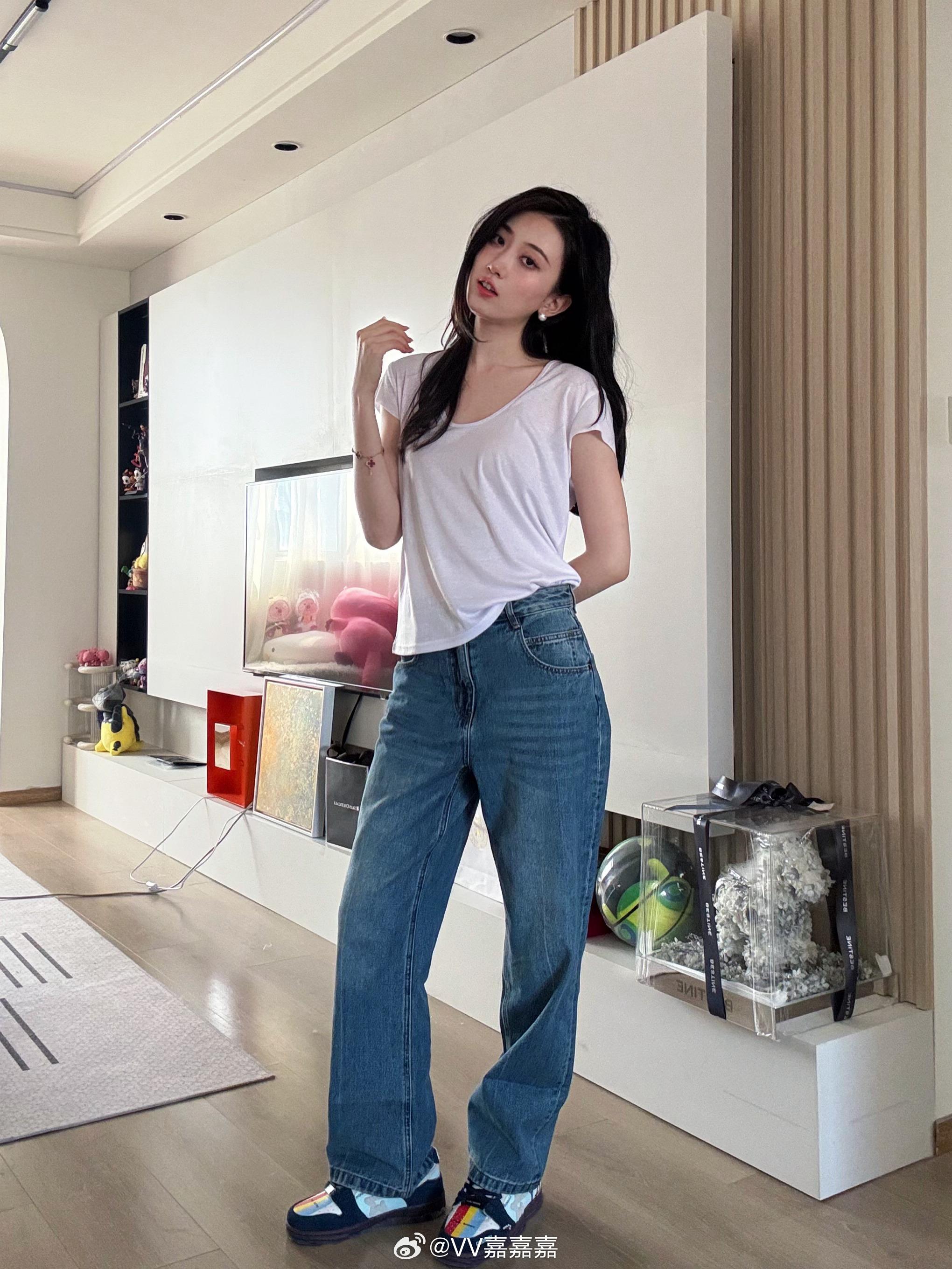 主持唯嘉分享照片：好像好久妹发照片了！