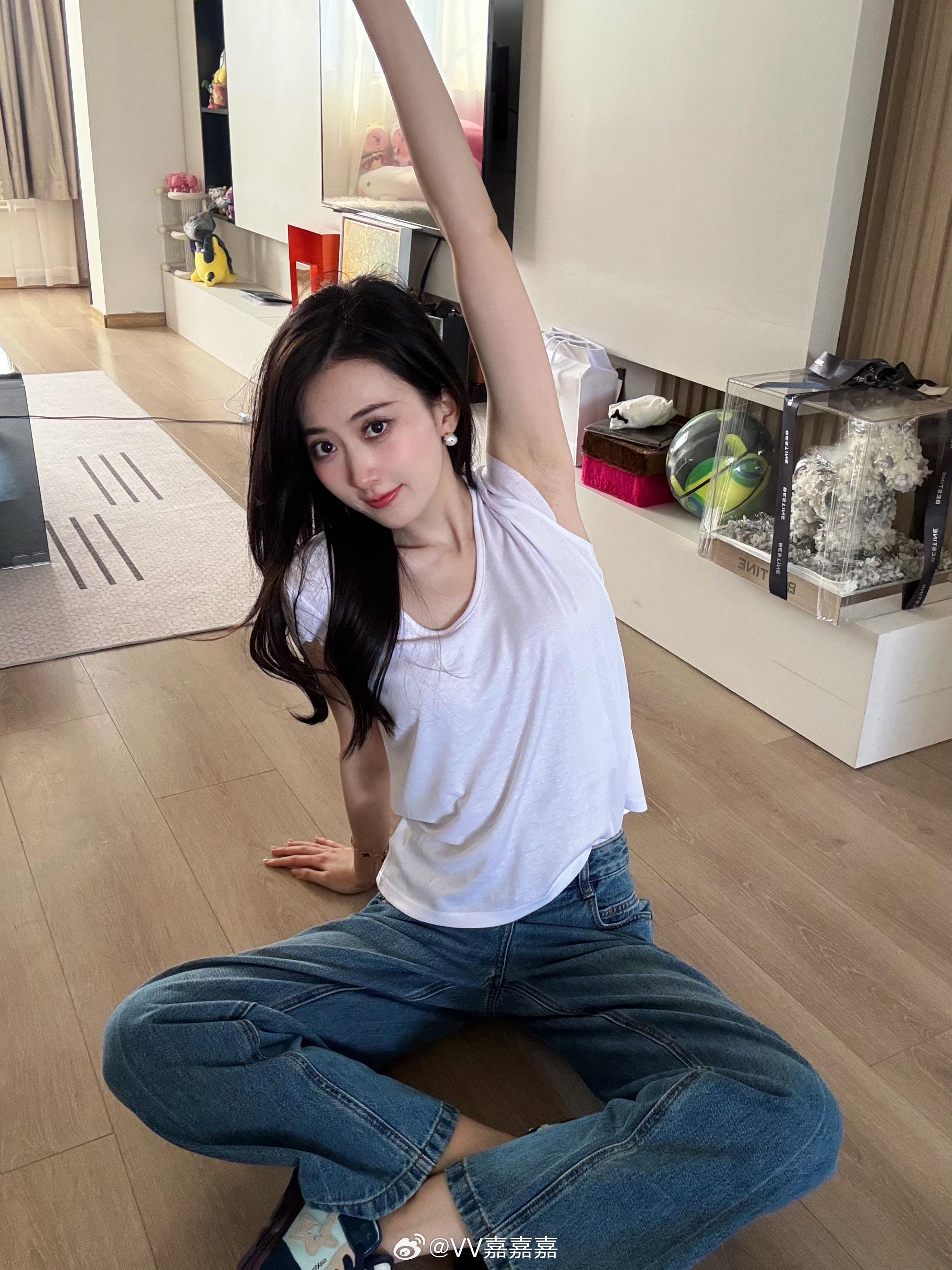 主持唯嘉分享照片：好像好久妹发照片了！