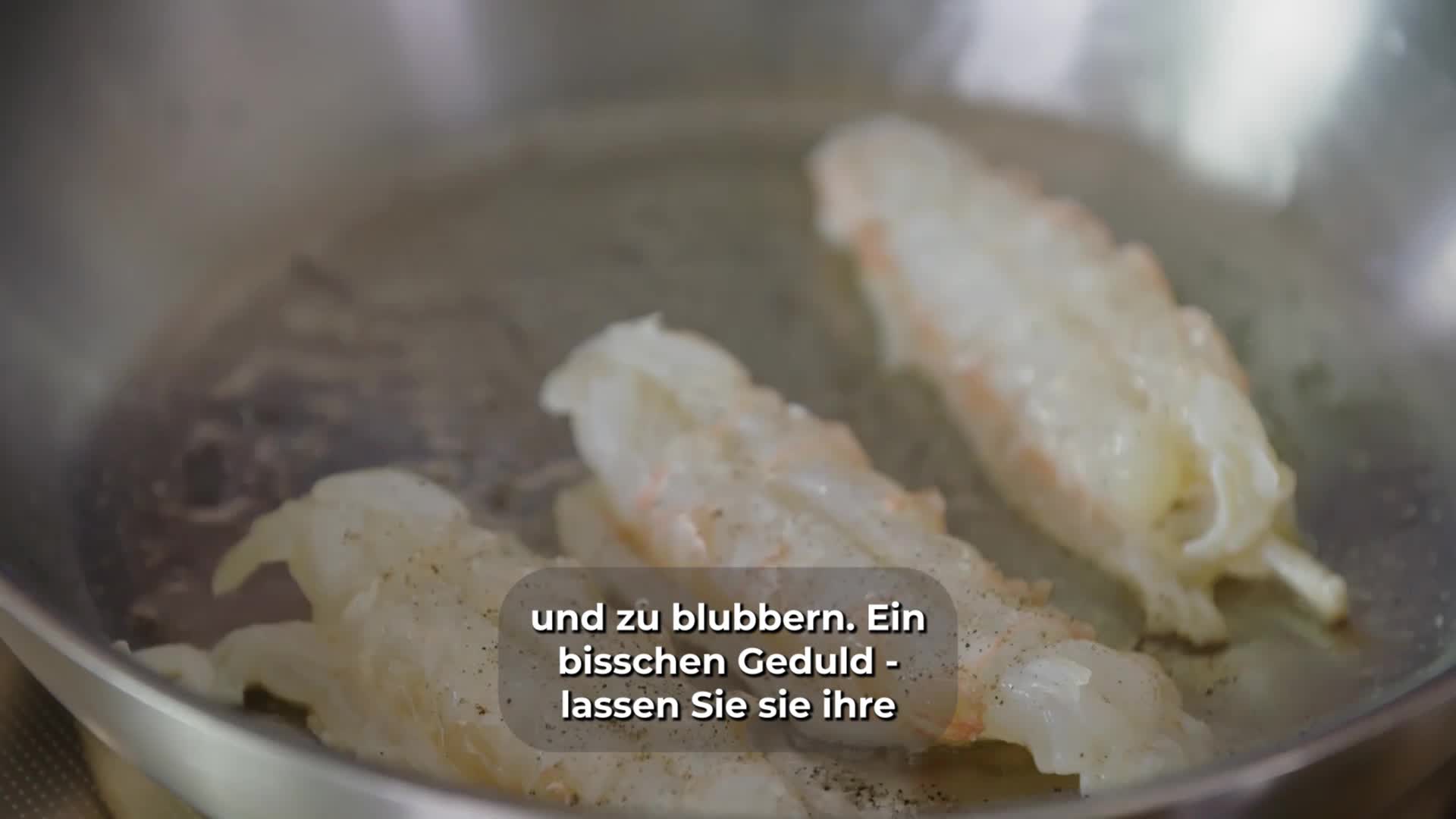 Scampi in brauner Butter mit grünen Bohnen, Pinienkernen und Zitrone